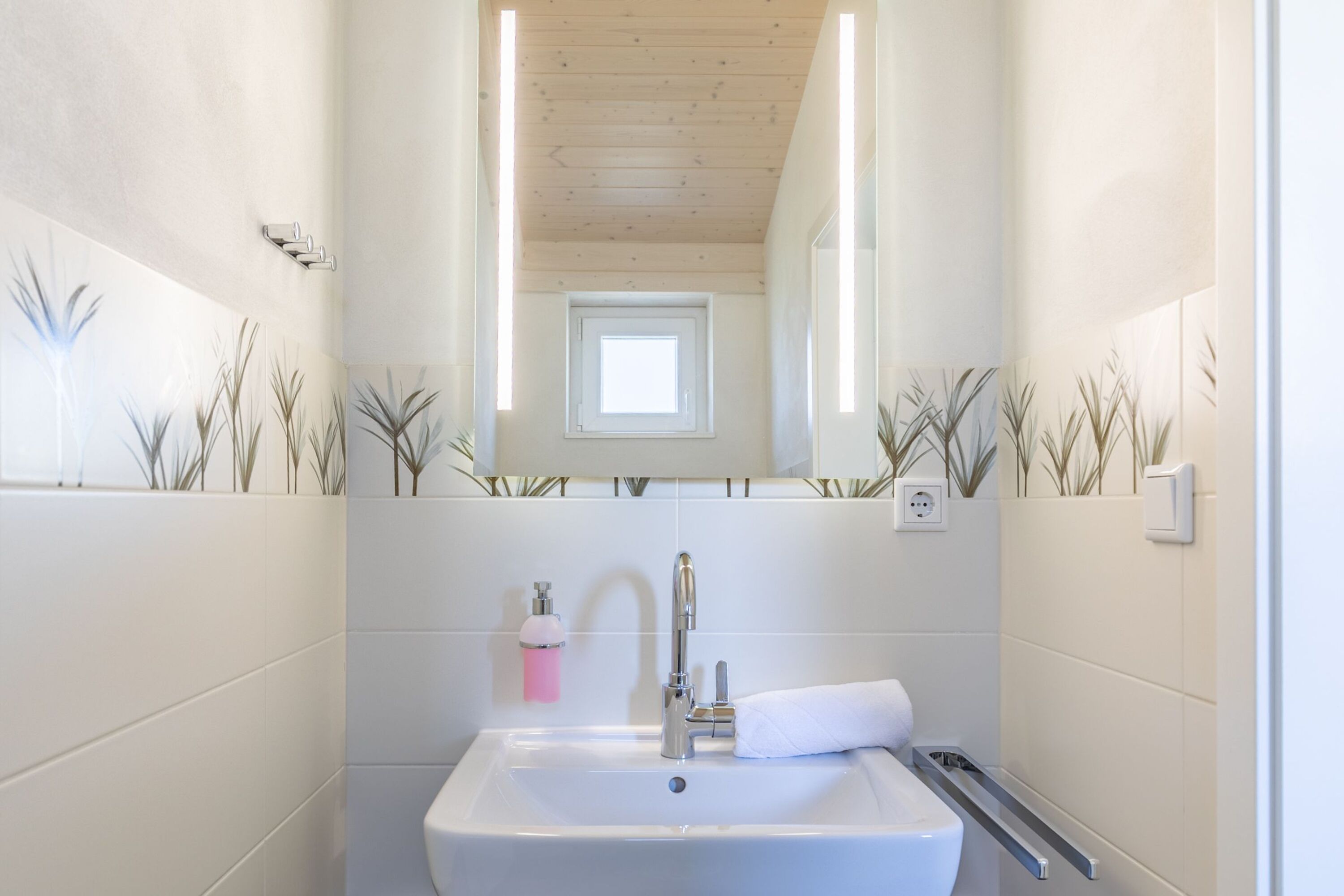 Ferienhaus Hallig Hooge – Separates Gäste-WC mit modernem Waschtisch