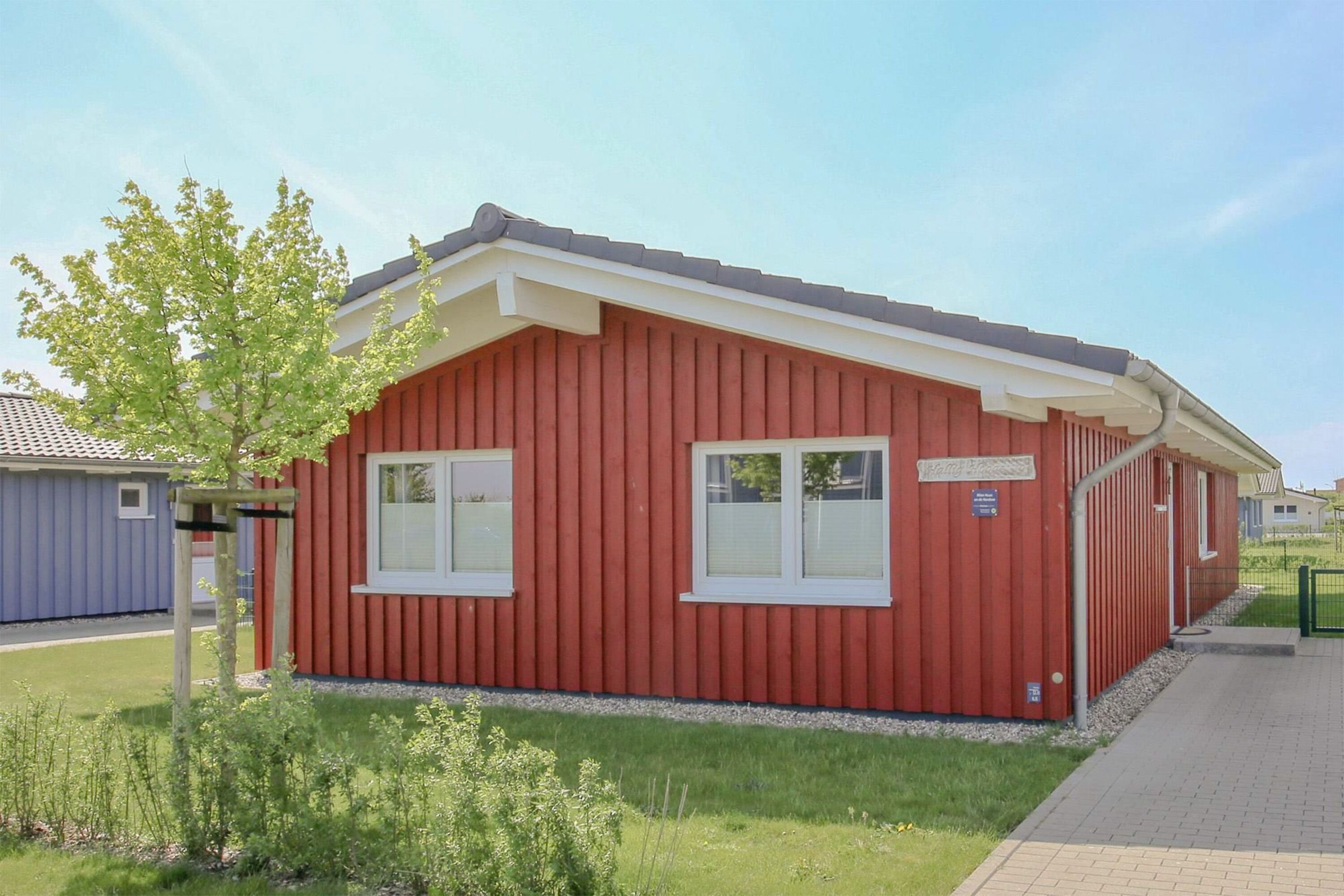 Ferienhaus Hallig Hooge – Einladende Außenansicht mit Parkplatz