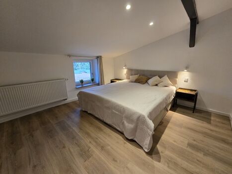 Schlafzimmer I mit Tv, Kleiderschrank, Doppelbett und TV