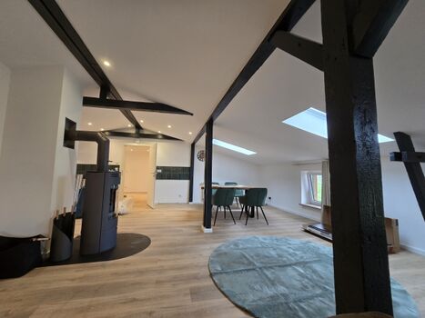 Wohnzimmer mit Essecke, Küche und kamin