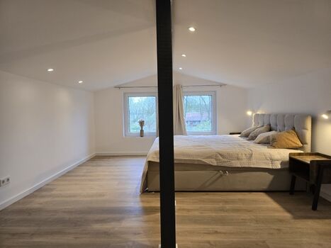 Schlafzimmer II mit Kleiderschrank und Doppelbett