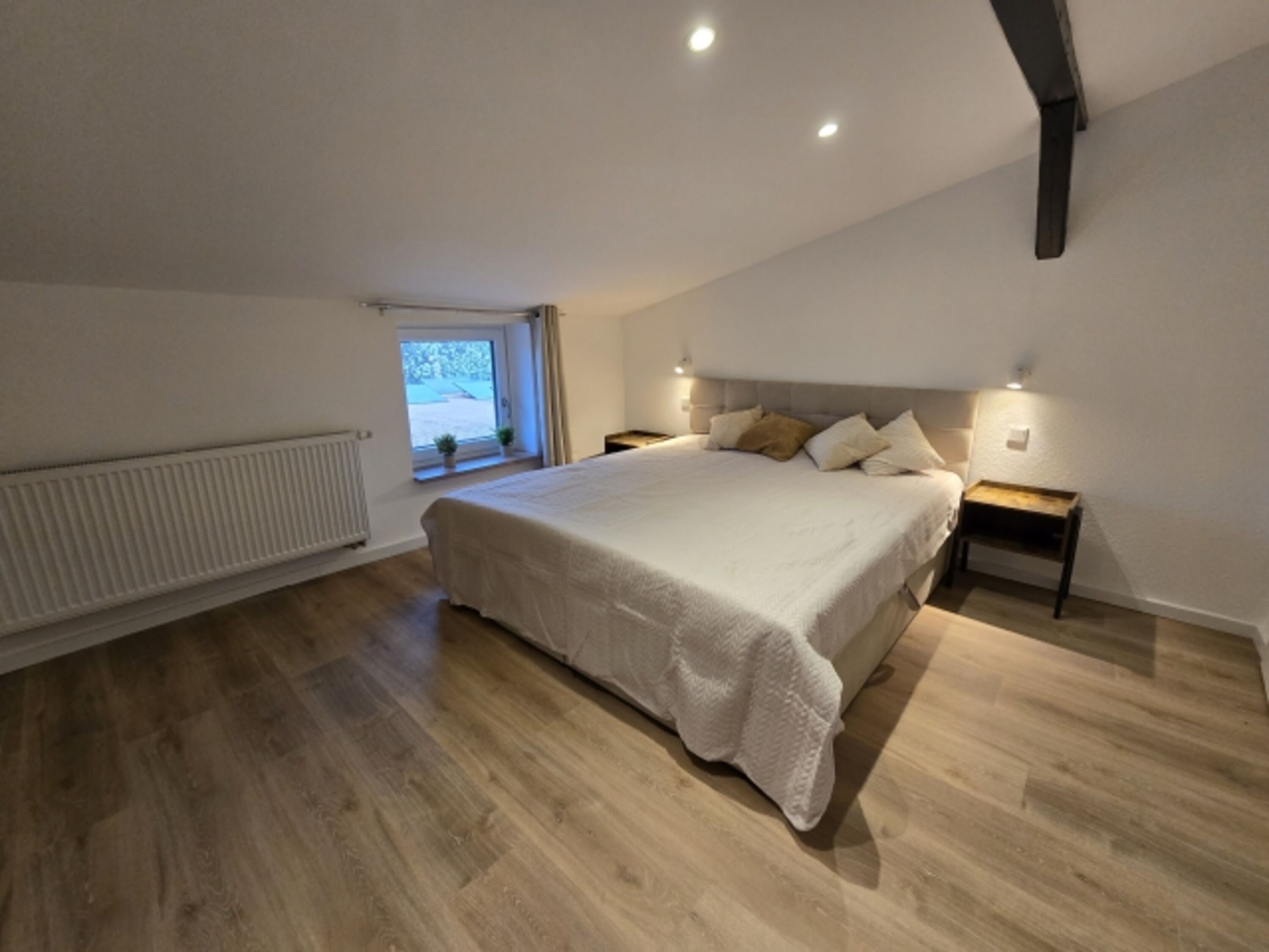 Schlafzimmer I mit Tv, Kleiderschrank, Doppelbett und TV