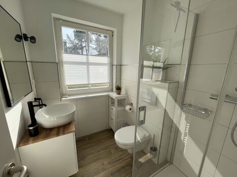 Modernes, neu gestaltetes Badezimmer mit Fußbodenheizung