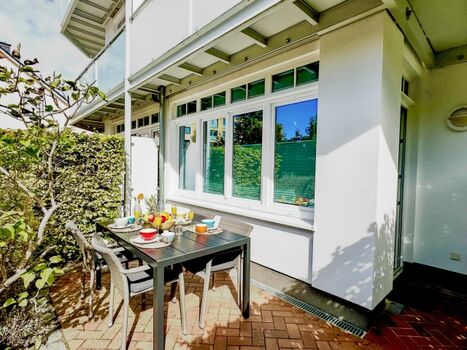 Außenbereich mit Tisch und Sitzgelegenheiten