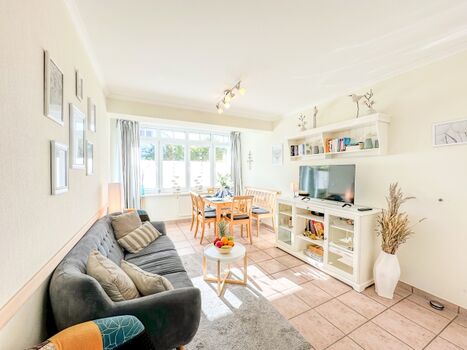 Helles Wohnzimmer mit angrenzendem Essbereich