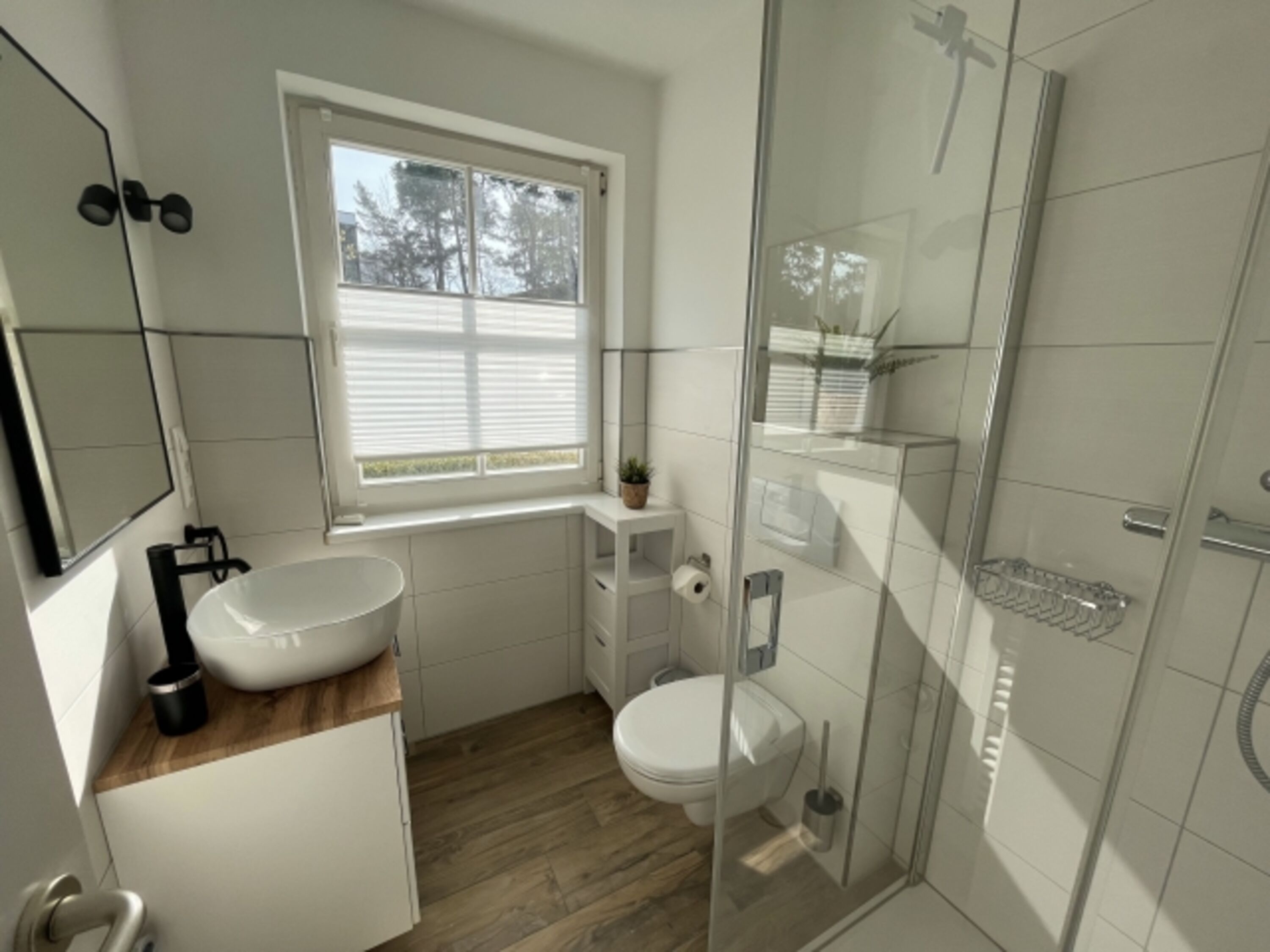 Modernes, neu gestaltetes Badezimmer mit Fußbodenheizung
