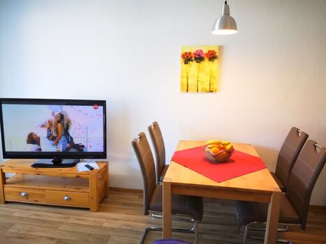 Esstisch mit Stühlen