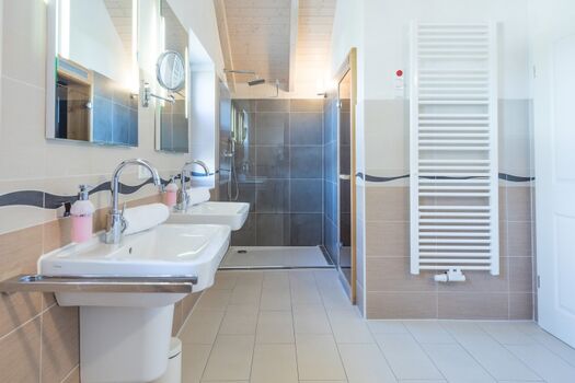 Ferienhaus Basstölpel - Wellnessbadezimmer im OG mit Regendusche und, Sauna und Badewanne. 
