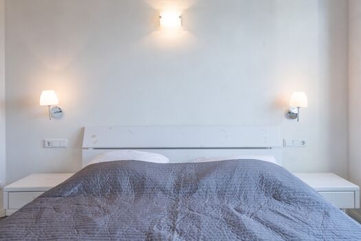 Ferienhaus Basstölpel - Schlafzimmer 1 im OG mit großem Doppelbett in 180x200  