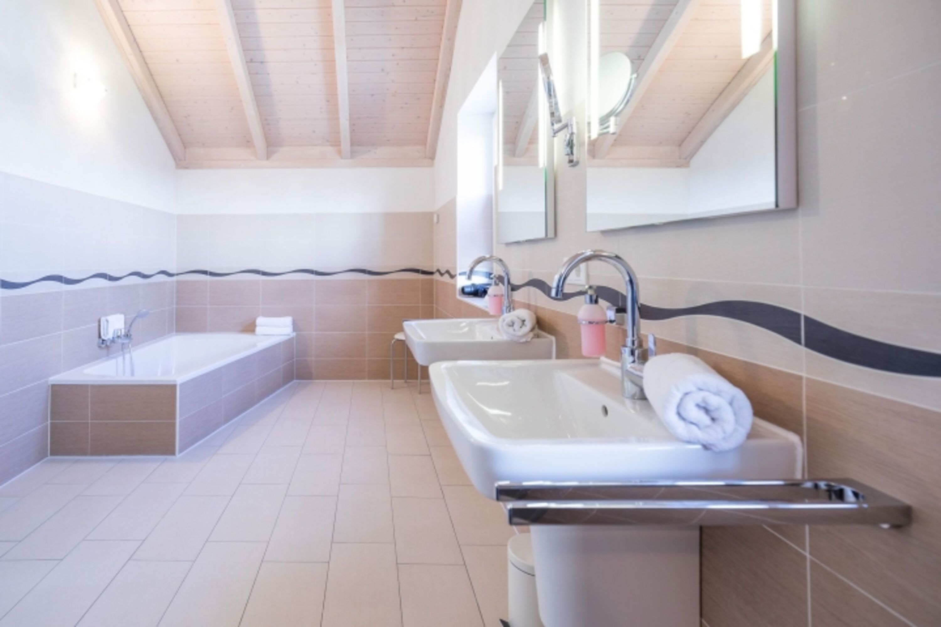 Ferienhaus Basstölpel -Wellnessbadezimmer mit Badewanne