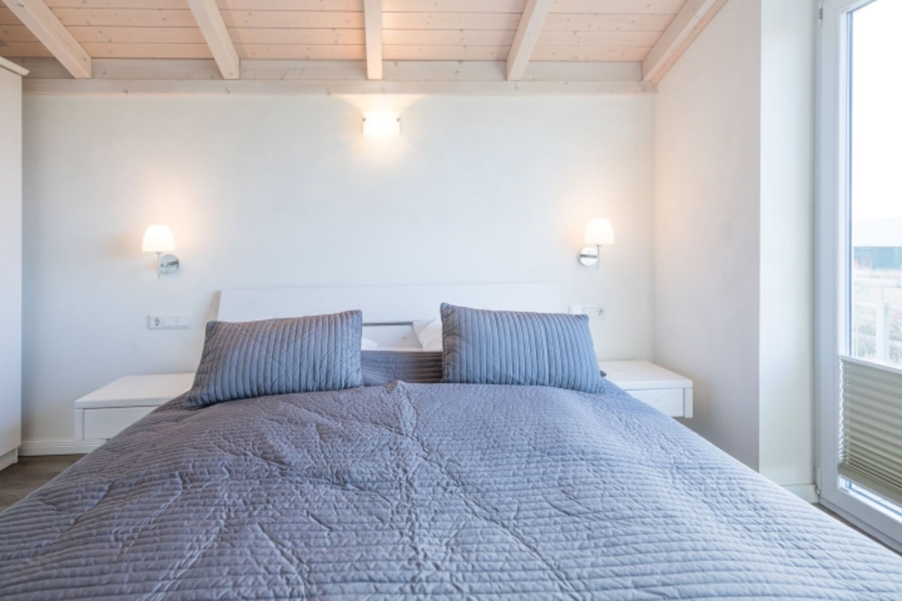 Ferienhaus Basstölpel - Schlafzimmer 2 im OG mit großem Doppelbett in 180x200 und TV