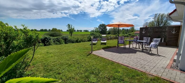 schöner Garten mit unverbautem Blick in die Natur