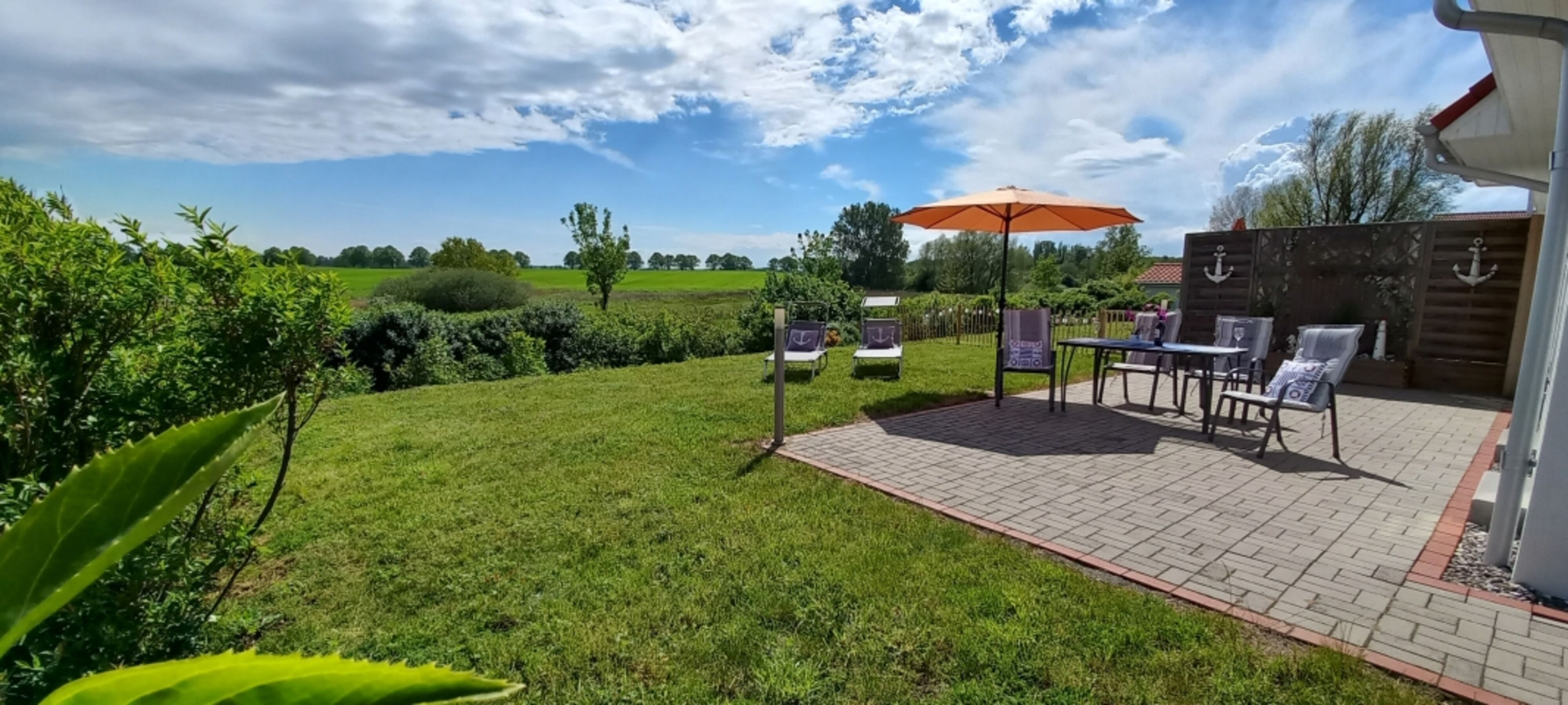 schöner Garten mit unverbautem Blick in die Natur