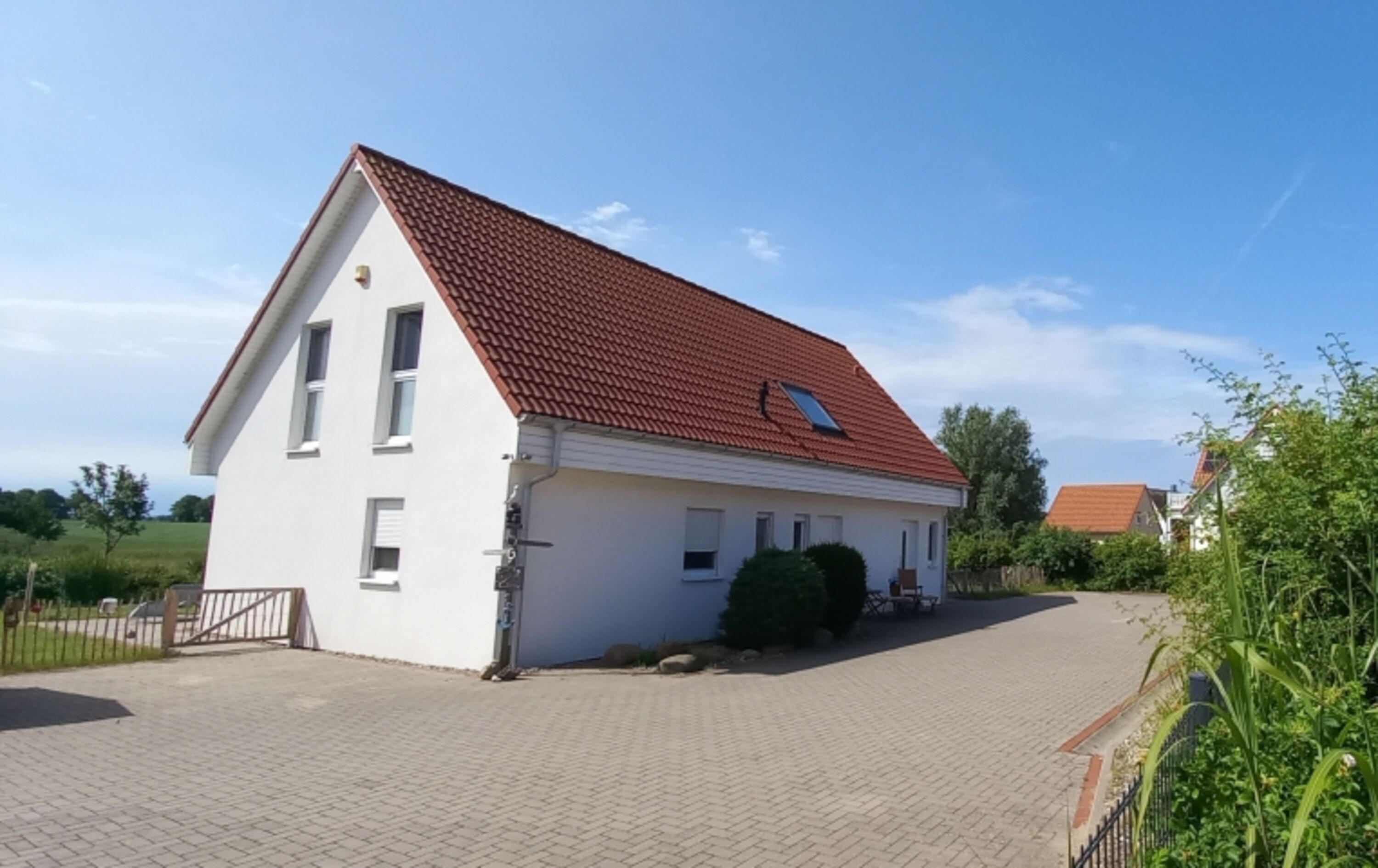 Eingang FH MeerRaum, PKW Parkplätze auf dem Grundstück