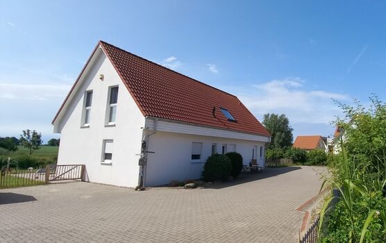 Eingang FH MeerRaum, PKW Parkplätze auf dem Grundstück