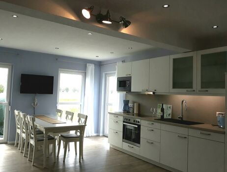 Wohnküche mit moderner Einbauküche im EG