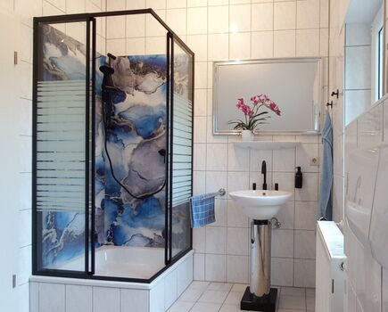 modernes Bad mit Dusche im OG 