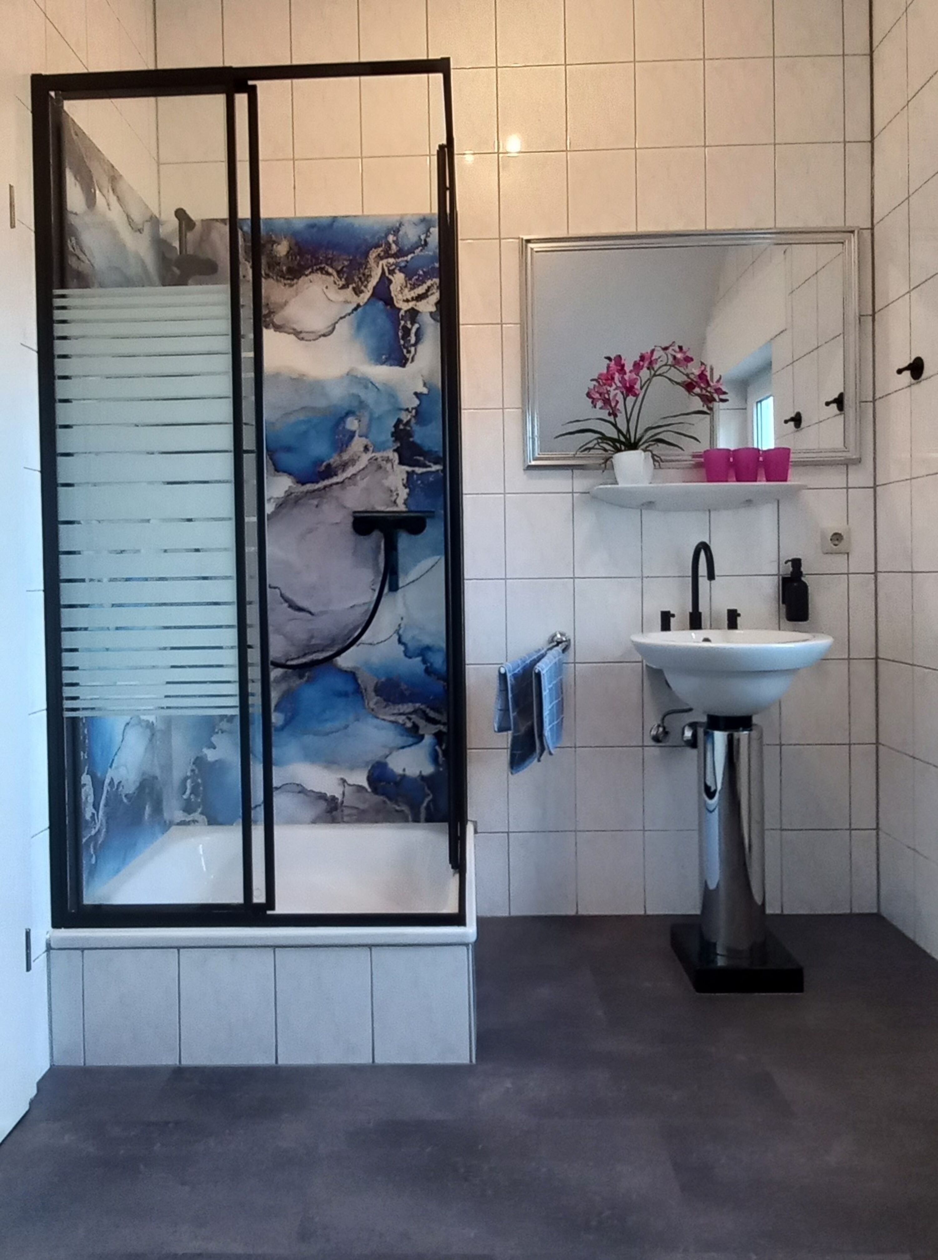 modernes Bad mit Dusche und Wand-WC im OG