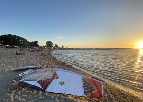 der Hauptstrand ist der schönste Sandstrand der Umgebung, ein Wassersportparadies