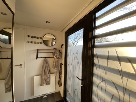 1. Garderobe, z.B. für Kinder sehr geeignet, 2 Spiegel, Ablageflächen, Haken