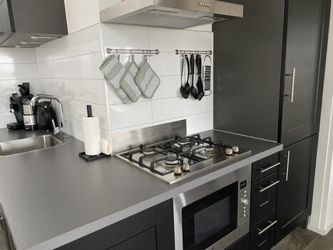 Küche mit Vollausstattung, Spülmaschine, Profi-Gas-Herd, Backofen mit Mikrowelle, großer Kühlschrank, Gefrierschrank, Milchaufschäumer, etc.