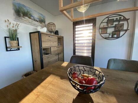 gemütliches Esszimmer mit 6 bequemen Stühlen