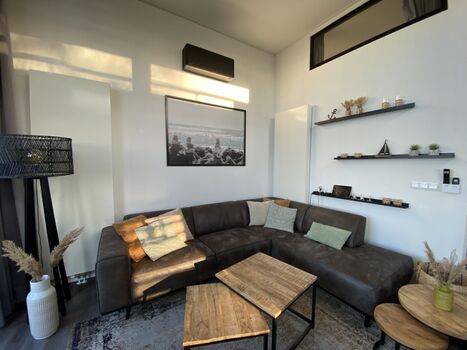 gemütliches lichtdurchflutetes Wohnzimmer, mit Klimaanlage