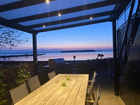 Überdachte Terrasse mit Premium-Meerblick, dimmbares Licht, großer Echtholz-Esstisch mit 7 bequemen Stühlen