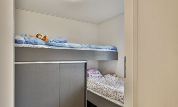 2. Schlafzimmer im UG mit Etagenbetten (200cm lang), lang genug auch für Erwachsene