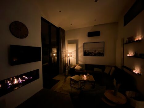 Wohlfühlatmosphäre dank dimmbarer Lampen und Kamin