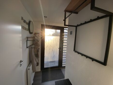 2 Garderoben, praktische Schuh- und Sitzbank