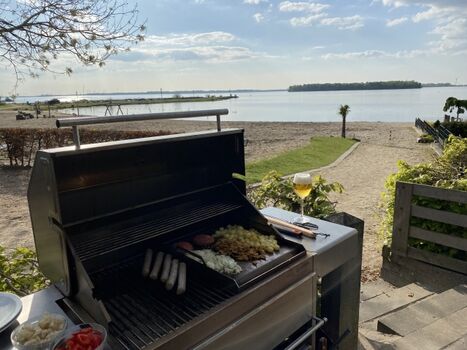 Grill-Ecke mit Premium-Grill von Schickling und Feuerplatte/Plancha