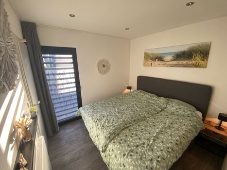 1. Schlafzimmer mit Boxspring-Doppelbett, Badezimmer en Suite, Insektenschutzgitter