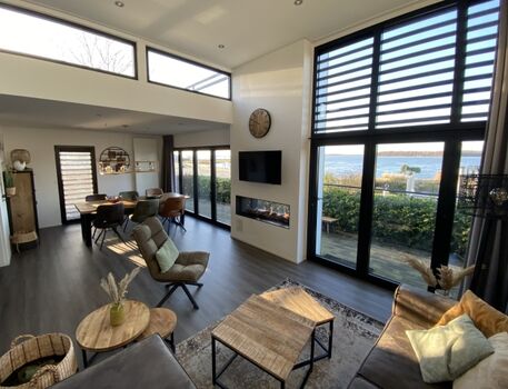 großzügiger Wohnbereich mit Meerblick, Panorama-Kamin, Smart-TV