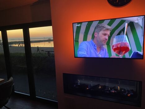 hochwertiges Ambilight-Smart-TV, Kamin, traumhafte Aussicht
