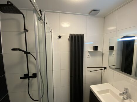 1. von 2 Badezimmern UG mit hochwertigen Armaturen, beleuchtetem Spiegel