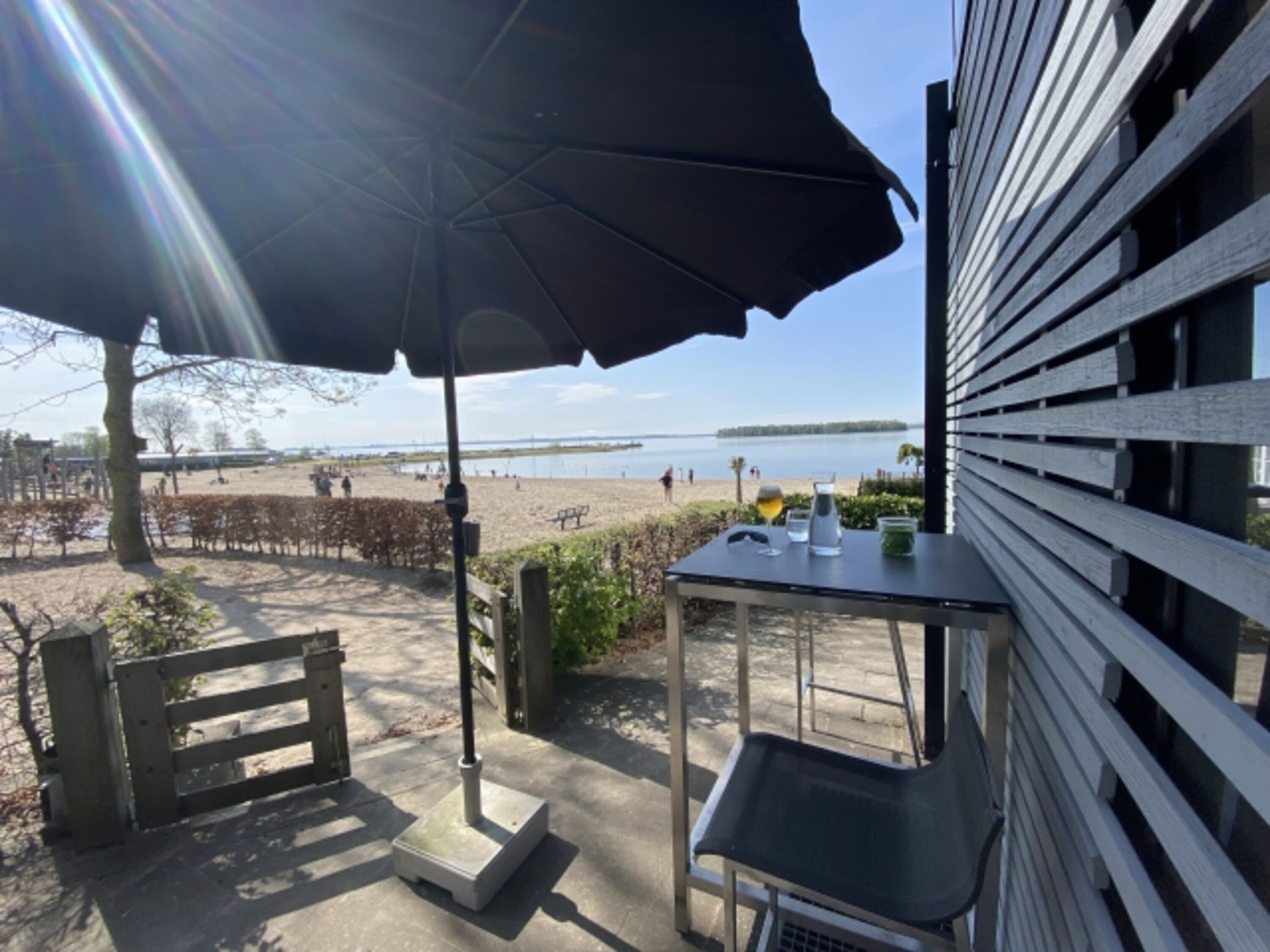 Bar-Ecke mit Stehtisch und Hockern, ideal für Sundowner in guter Gesellschaft