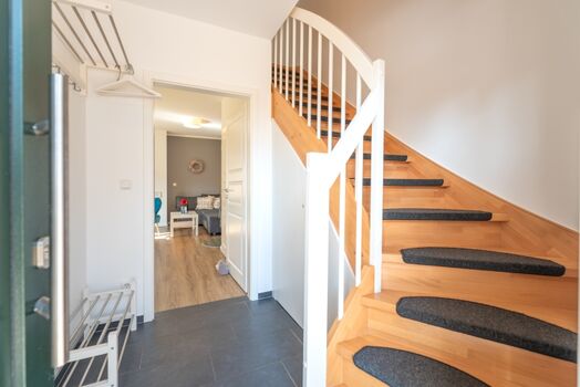 Flur und Treppe zum Obergeschoss