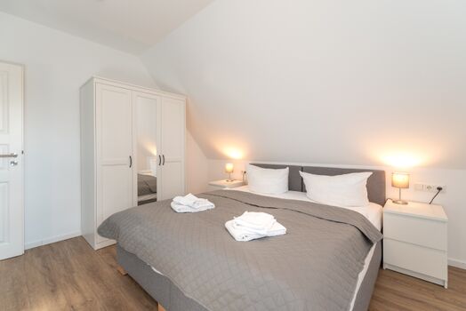 Schlafzimmer 1 mit Doppelbett im Obergeschoss