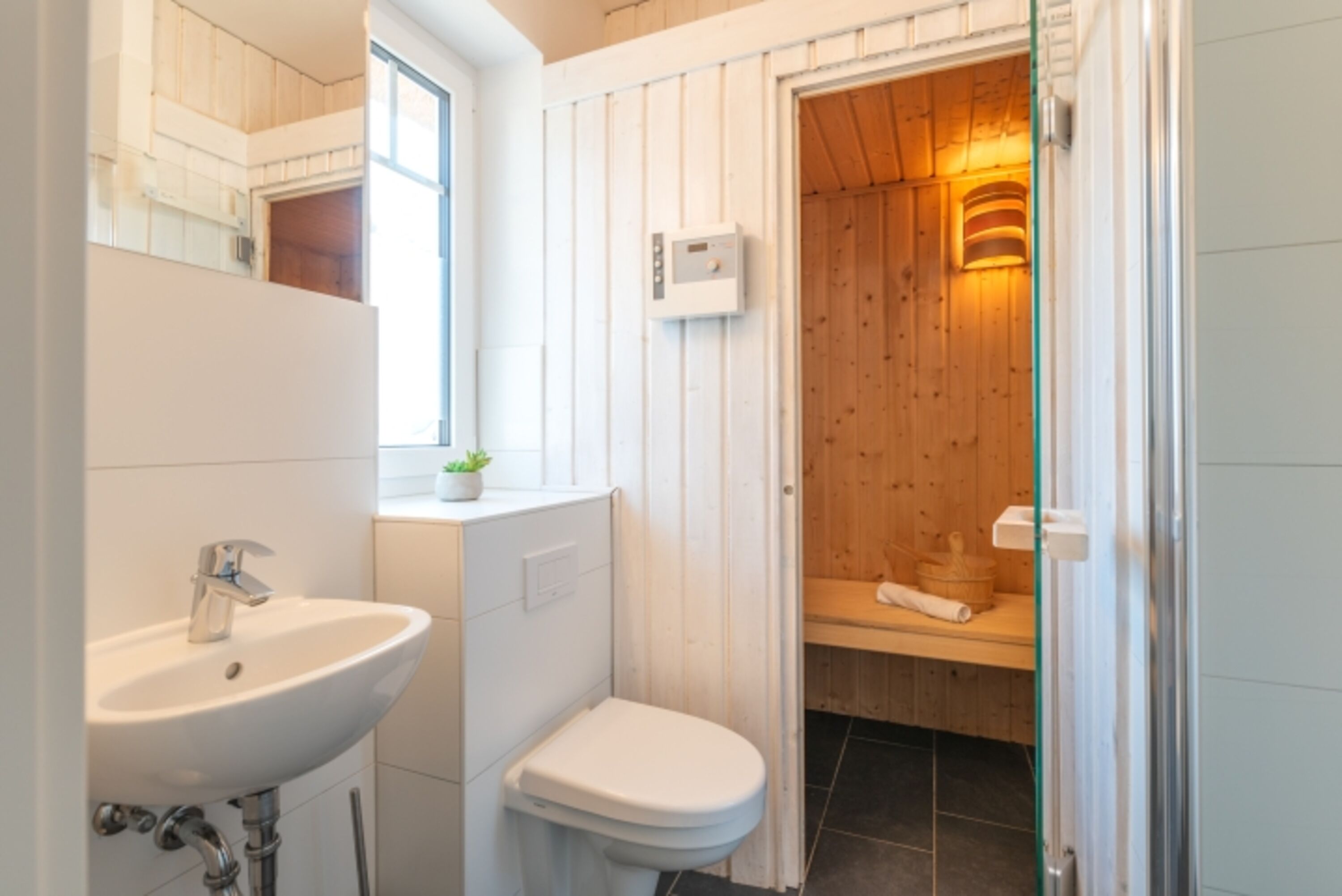 Badezimmer mit Dusche und Sauna im Erdgeschoss