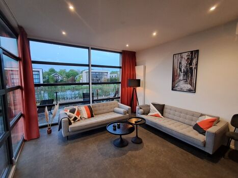 Innen mit zwei großzügigen Couchen