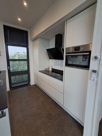 moderne voll ausgestattete Küche