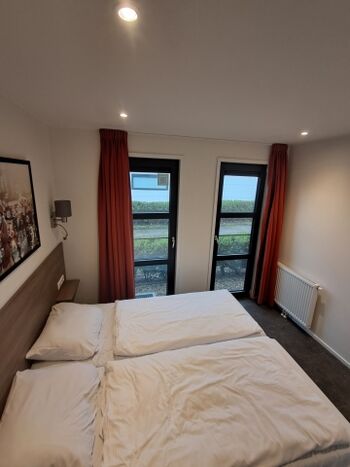 Schlafzimmer mit Doppelbett und begehbarem Schrank