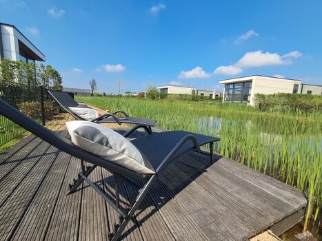 eigener Steg am Wasser mit Gelegenheit zum Ausspannen