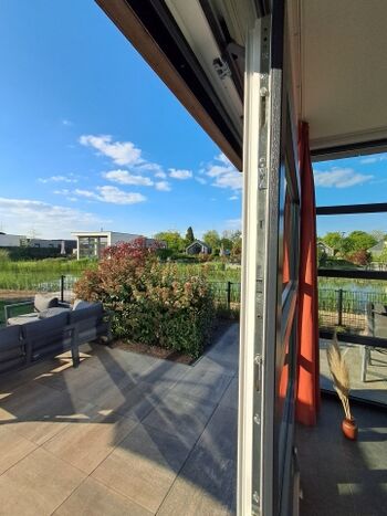 große Terrassentür mit Fliegengitter