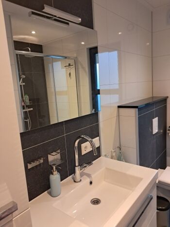 Ablagemöglichkeiten und beleuchtetem Spiegel