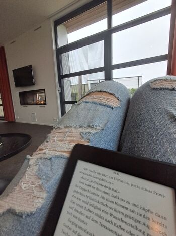 Chillen auf der Couch mit Blick auf den Kamin