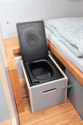 Die Knutschkugel verfügt lediglich über eine Trockentrenntoilette. Ein landseitiges Duschhaus mit WC kann genutzt werden.