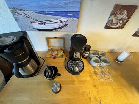 Kaffee und Tee wird gestellt