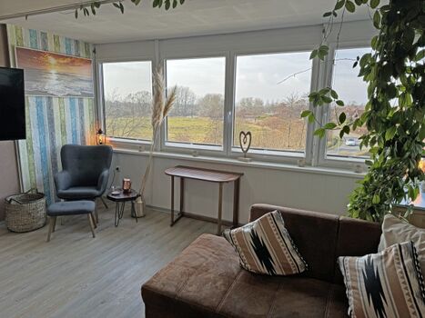 Wohnzimmer mit Blick auf die Felder